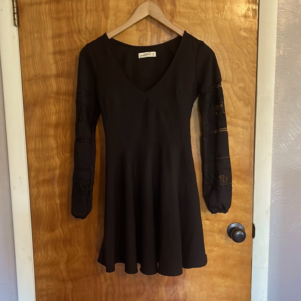 Abercrombie and fitch size XS black dress with lace sleeves ❤️